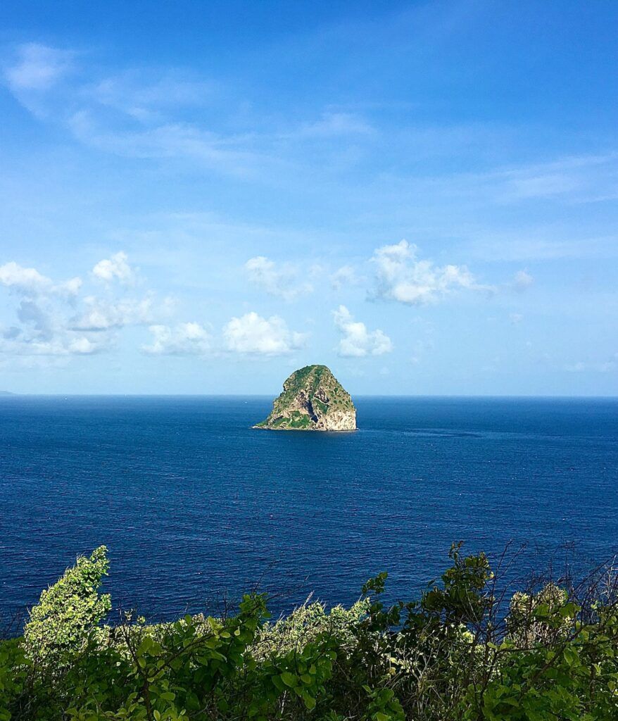 Una roccia si staglia in mezzo alle acque blu dell'Oceano