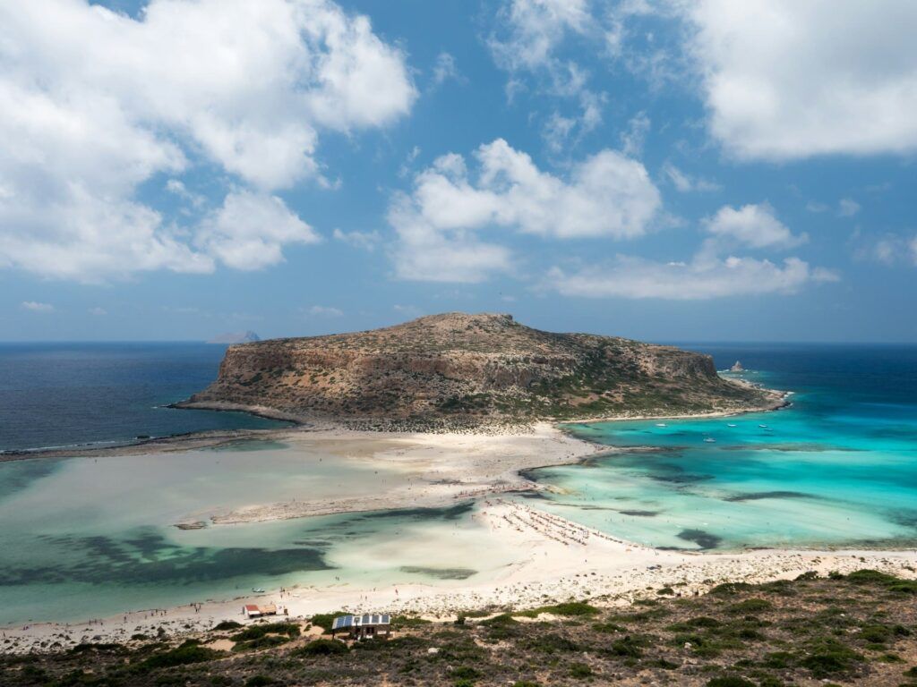 una lingua di sabbia collega un promontorio alla costa a creta